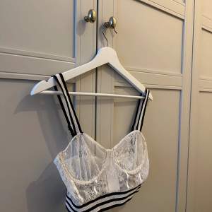 Fin spets-bh från For Love & Lemons. Aldrig använd, bara provad. Köpt för cirka 1200. Storlek S.