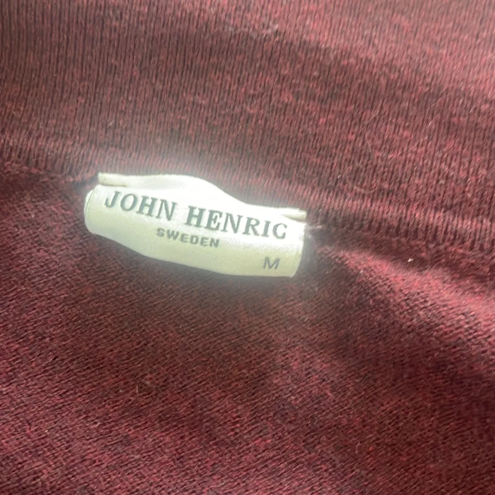 Otroligt snygg vinröd cardigan från John henric. L passar M. 100% bomull fööör skönt material. 9,5/10 skick. . Tröjor & Koftor.