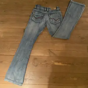 Säljer dessa Lågmidjade jeans ifrån Diesel i superfint skick. Köpta här på Plick men säljer då de var för stora på mig. Midjemått 33-34cm. Innerben 80cm. Köpare står för frakt!💕