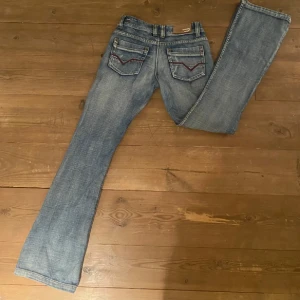 Lågmidjade jeans diesel - Säljer dessa Lågmidjade jeans ifrån Diesel i superfint skick. Köpta här på Plick men säljer då de var för stora på mig. Midjemått 33-34cm. Innerben 80cm. Köpare står för frakt!💕