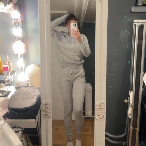 Fila-set - Hej! Jag säljer mitt mys-set från Fila eftersom de aldrig används. Settet är knappt använt. Byxorna är i storlek XS och hoodien är i storlek S, men tror att byxorna även skulle passa S. Hör av er ifall ni vill ha fler bilder, pris går att diskutera!❤️