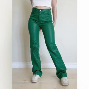 Leatherlook byxor  - Byxor i konstmaterial (liknar skinn). Hög midja. Strl XS/S. Midjemått: 65 cm, Innerbenslängd: 76 cm. Fint skick! Se även mina andra annonser, 3 för 2 på allt! 💫