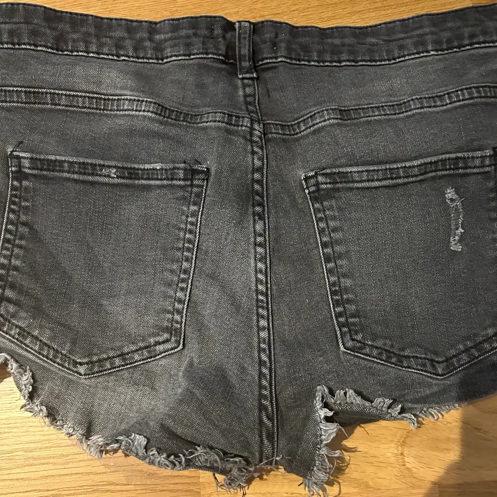 Super sommriga jeans short, köpta på plick!💕 Säljer då dem va lite för stora för mig.💕 Super fint skick aldrig andvända💕. Shorts.