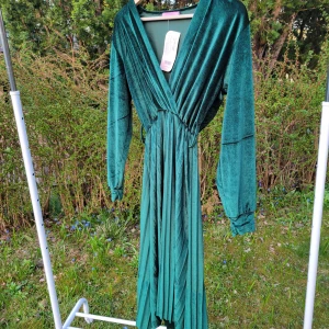 Krossad sammetsklänning - Aldrig använd! Mjuk i tyget.