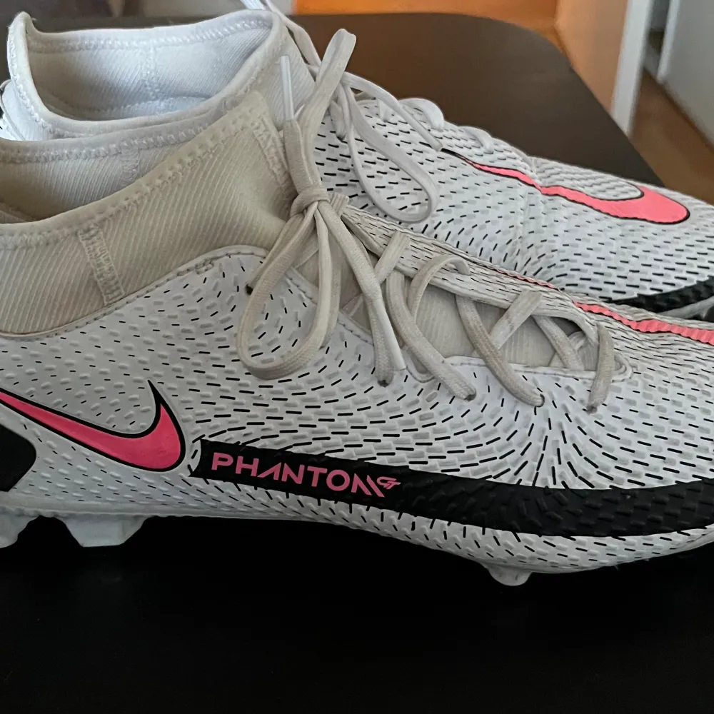 Nike Phantom GT Academy i storlek 44. Köpta från Unisport 2021 för ca 850kr. Använda under ca 4 tillfällen under 2021 men är inte använda sedan dess. Gott skick.   Säljes för 400kr. Skor.