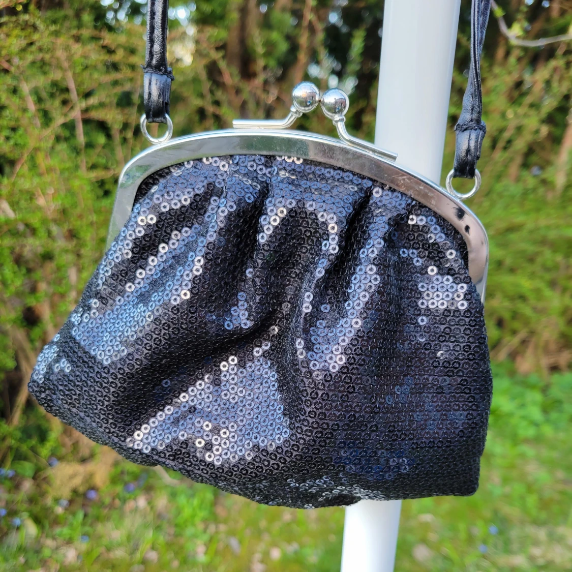 Axelremsväska med paljetter