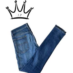Säljer dessa riktigt feta Tiger of Sweden jeans i passform slimfit W30/L32. I topp skick 9/10. Sitter perfekt på modellen som är 177 och väger 62 kg. Kontakta oss för om ni har funderingar m.m!