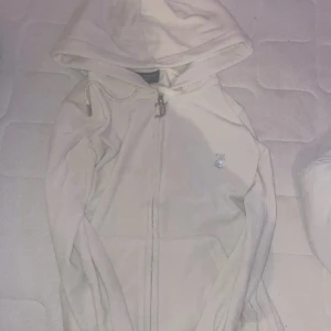 Beige Juicy couture sett - Säljer mitt beiga/vita juicy couture sett pgv att jag inte använder det längre o behöver pengar, inga fläckar bra kvalitet Passar både XS och S till och med M!!