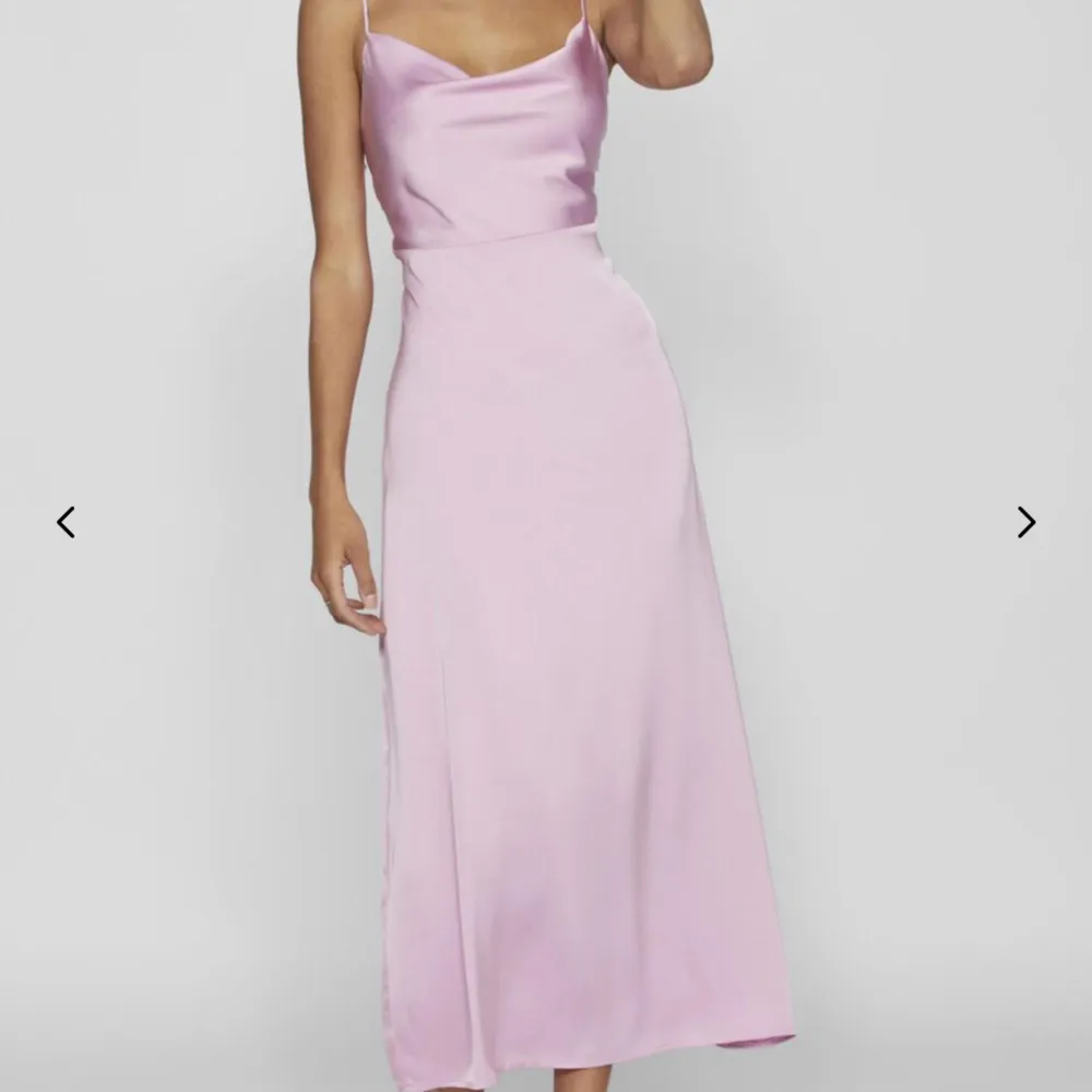 Super fin rosa satinklänning. Jag köpte den på plick men hittade en annan klänning som jag vill ha istället!💕. Klänningar.