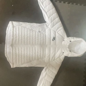 Nike Vinterjacka fodrad L - Inget slitage, 10/10 skick, använd 1 eller 2 ggr. Köpt för 2700, säljs för 699. Betalar för frakt.
