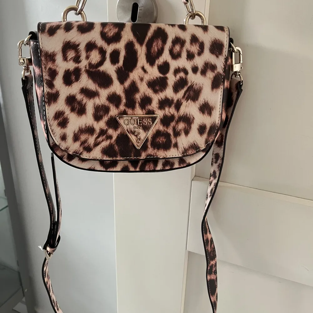 Säljer min leopardmönstrade väska från Guess. Jättefin och smidig väska då den har axelband som även går att ta av. Hur fin som helst! Nyskick💕. Väskor.