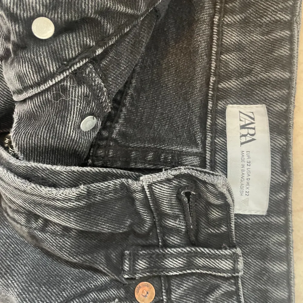 Säljer dessa sjukt fina mörkgråa jeans från Zara då dem ej passar mig längre, använda bara några fåtal gånger!💕. Jeans & Byxor.