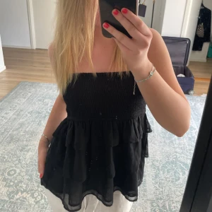 Sommartopp - Fin off-sholder volang topp! Dunder skick och oanvänd, endast testad🌸