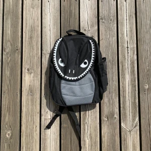 Ryggsäck - Cool oanvänd ryggsäck med ett stort fack och två flaskhållare😎🖤 Skriv gärna om ni har frågor😙