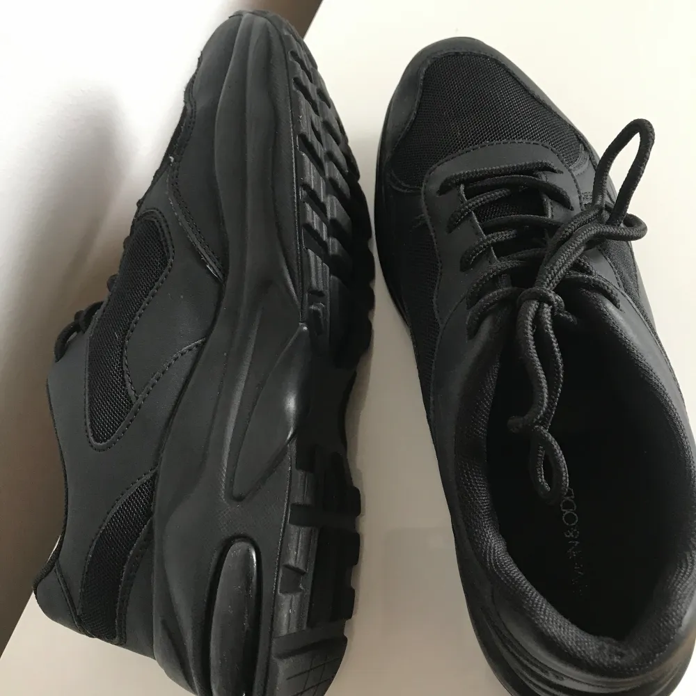 Nästintill nya helt svarta skor i storlek 39. Skicket är 9 av 10 inga defekter eller större tecken på användning. Skorna är som nya, har ej boxen kvar.  . Skor.