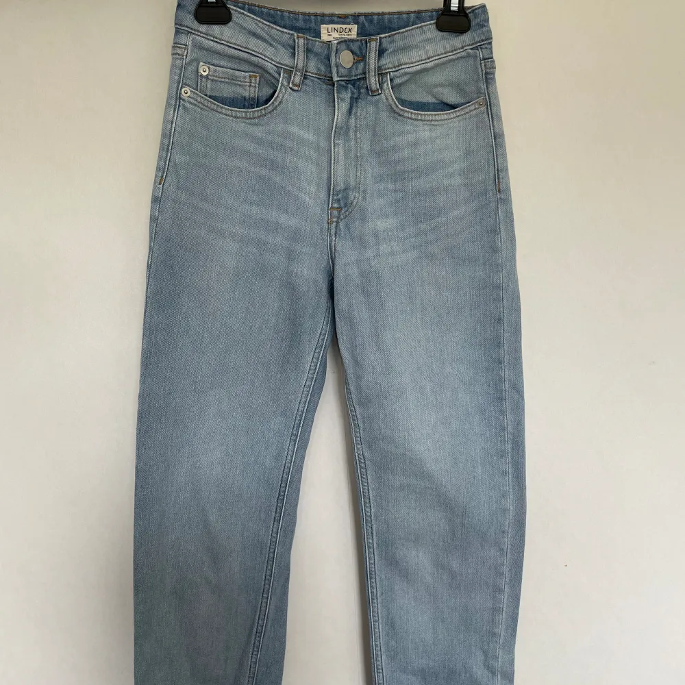 Vanliga ljusblåa jeans som aldrig har används jeans. I storlek 34 och från Lindex. . Farkut & Housut.