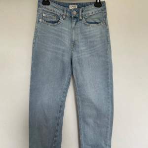 Vanliga ljusblåa jeans som aldrig har används jeans. I storlek 34 och från Lindex. 