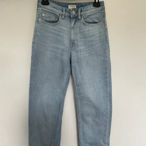 Ljusblåa jeans  - Vanliga ljusblåa jeans som aldrig har används jeans. I storlek 34 och från Lindex. 