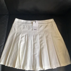 Tenniskjol  - Helt ny med prislapp 