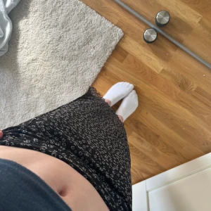 Lång blommig kjol - Svart långkol med vita blommor och en slits. Använd 3 ggr men finns inga tecken på det. Nypris är ca 150kr men jag säljer för 40kr. Skriv för mer information och kontakta mig helst innan påbörjats köp💗