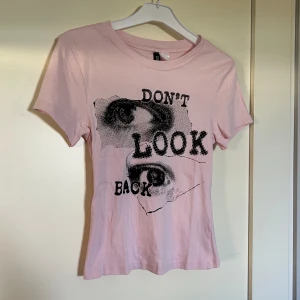 baby tee - Säljer då jag aldrig fått användning för den, då den är i nyskick. Priset kan diskuteras :)