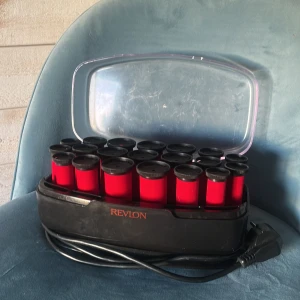 Hot rollers - Hot rollers från Revlon, säljer pågrund av att jag inte använder dem (är för lat). Klämmor som man sätter fast rullarna med ingår inte. De funkar finfint, men det är lite repor på locket som man kan se på bilden. Det finns tre storlekar —> bilden.