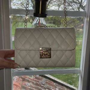 En beige/vit väska - En väska som har mycket utrymme, jag säljer den för jag fick en i julklapp som jag gillar mer🫶🏻Skriv om ni vill ha fler bilder
