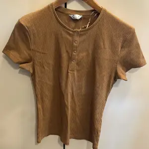 Säljer denna bruna tröja från Cubus i storlek m helt oanvänd