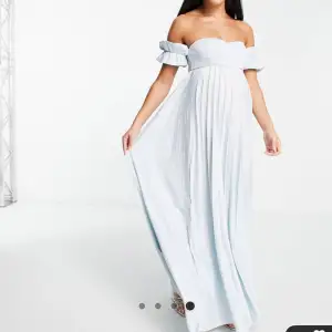 Supersöt klänning i finaste ljusblåa färgen (så skönt material!!)😍 Aldrig använd. Köpt från Maternity kollektion men passar alla☺️Så fin till midsommar eller andra sommar tillfällen☀️