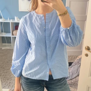 Söt skjorta ❣️❣️ - Så söt skjorta!❣️ fin till våren och sommaren, går att ha på lite olika sätt💕 lite skrynklig nu, kan stryka innan jag skickar paketet❣️❣️