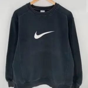 Säljer denna magiska vintage sweatshirt ifrån Nike i storlek M! Är i jättebra skick!