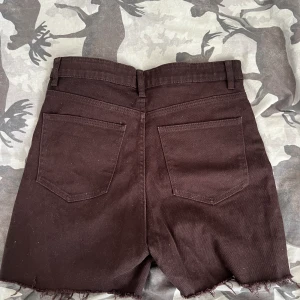 Bruna shorts - Högmidjade bruna shorts 