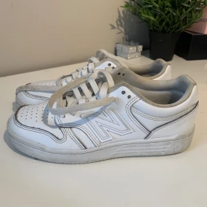 New balance  - Jätte bra skick, lite smutsiga bara. Använda några gånger . Storlek 37. 