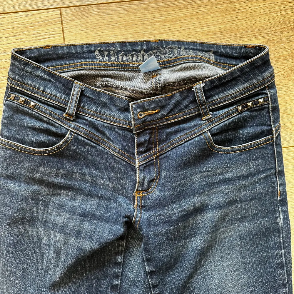 Säljer ett par Lågmidjade raka jeans, hittar inte märket pågrund av att de är använda, det är i mycket bra skick det är endast några diamanter som lossnat, dock inget man tänker på. storlek W27/L32💖. Jeans & Byxor.