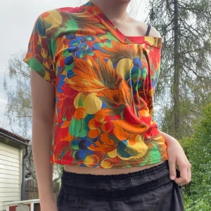 T-shirt/blus med fint mönster  - En t-shirt som passar perfekt nu inför sommaren att ha till en fin kjol eller ett par jeans. Den är i en bra längd som slutar lite nedanför naveln. Den går att ha både som oneshoulder eller bara vanligt. Fråga gärna om fler bilder eller annat!🫶☺️😊
