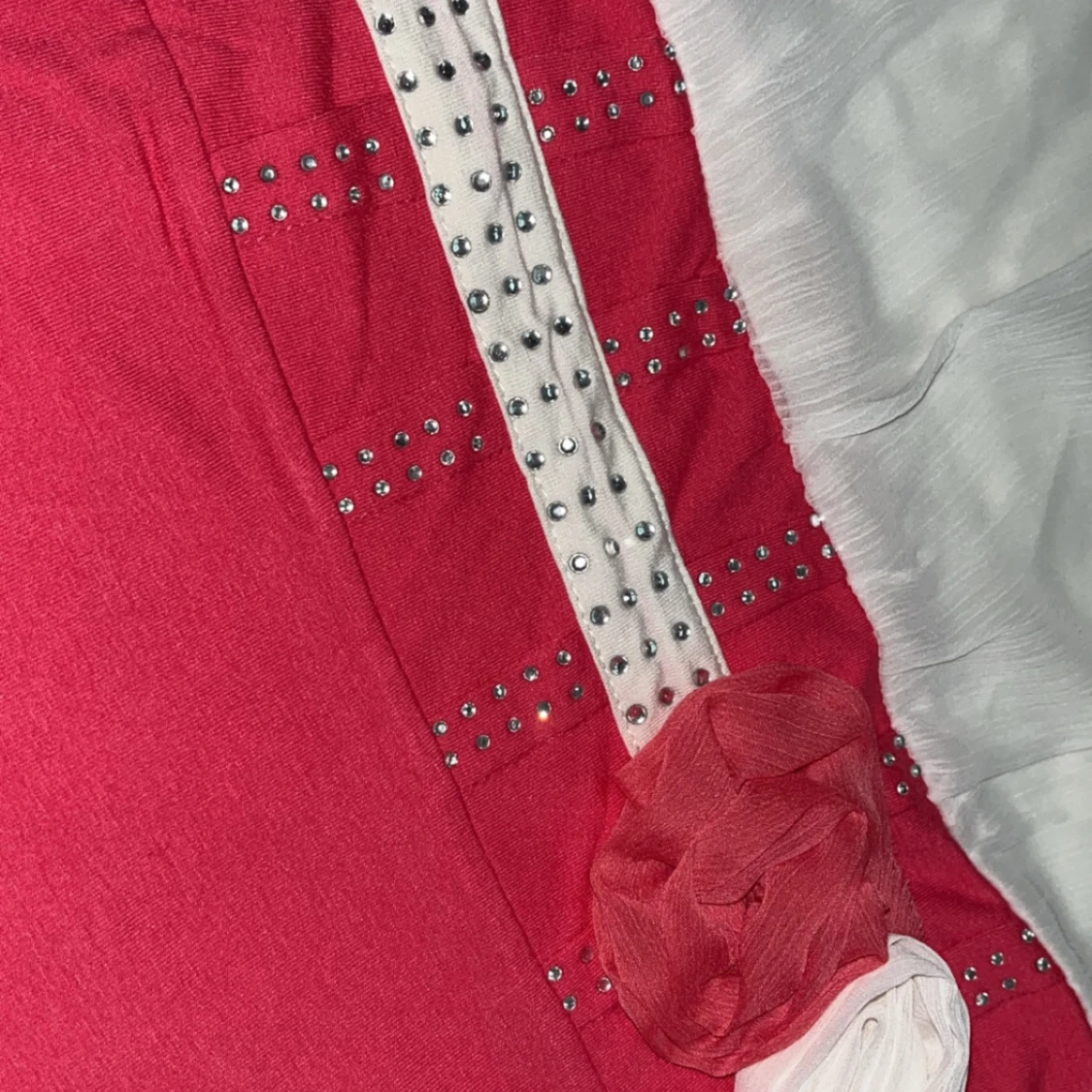 Vit - rosa tröja med rosor  - 92