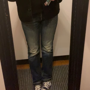 Mörkblå jeans - Hej, säljer nu mina fina , raka jeans jag köpt secondhand. Skriv för fler bilder. Långa på mig !! Jag är 172   