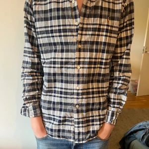 Ralph lauren skjorta - Riktigt fräsch skjort från Ralph Lauren. Bara använd en gång! Säljer pga för liten