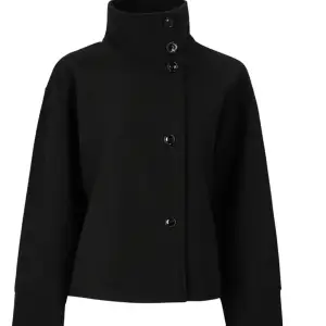 Säljer denna svarta korta kappan från Gina tricot!  Använd men mycket fint skick! Storlek 36  Nypris: 599kr Köparen står för frakt 💗