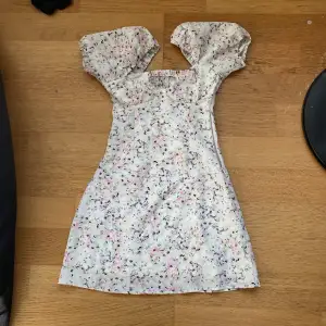 En hm klänning i blommigt mönster💓köptes 2023 och använd 1 gång, mycket fint skick💓finns dregkjedja på sidan av klänningen! Hör av er för fler bilder💞