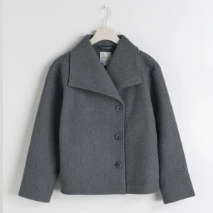 Kappa - Grå kappa från Gina young. Jättebra skick, bara använd två gånger. Storlek 158/164 men passar som xs 💘 skriv för fler bilder