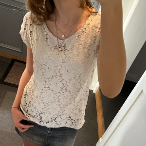 Ljusrosa spetstopp  - Ljusrosa/beige spetströja från Lindex i storlek S. Fint skick. Använd gärna köp nu!