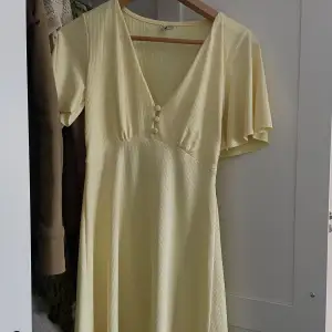 Supersöt gul klänning från Nelly! Använd endast en gång så den är som ny. Sitter mer som en XS än XXS💛 