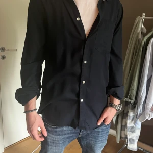 Mörkblå skjorta - Säljer en mörkblå skjorta från NN07 som är i mycket bra skick och är perfekt inför sommaren.