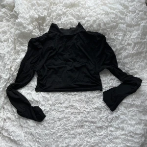 Söt topp med öppen rygg  - Söt långärmad topp med öppen rygg! Använd fåtal gånger och i fint skick 🌸