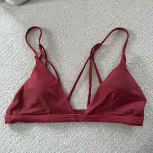 Röd/Rosa bikini - Superfin bikiniöverdel. Fint mönster i ryggen. Fint skick! 🙏🏼 Storlek 36, men skulle säga att den är 34.