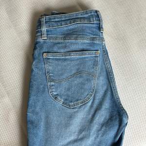 Mycket fina Lee jeans Carol i storlek W25 L33. Skick 10/10