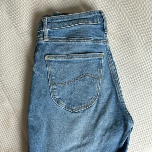 Blå Lee jeans Carol W25 L33 - Mycket fina Lee jeans Carol i storlek W25 L33. Skick 10/10