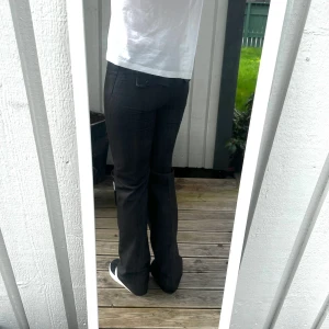 Grå bootcut/straight kostymbyxa  - Ett par jättefina nästan helt oanvända mörkgrå kostymbyxor med mid/lowaist💕jag är 168 och dom går i marken när jag har skor. Dom har 2 fina fejkfickor i bak💕 Skulle säga att dom passar 36-38 ungefär.