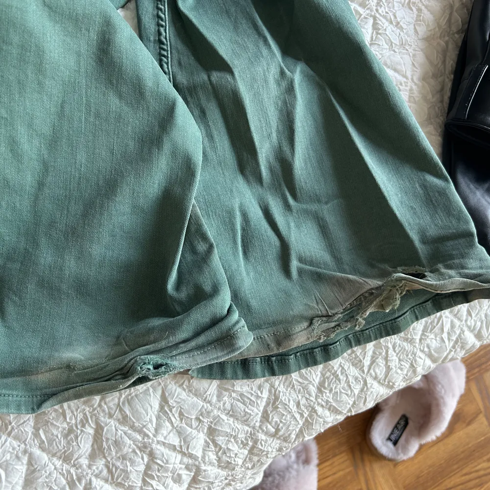 Snyggaste gröna jeansen från zara u strl 34. De är lite långa på mig därav har de slitits lite längst ner men inget man lägger märke till egentligen. Är 168❤️. Jeans & Byxor.